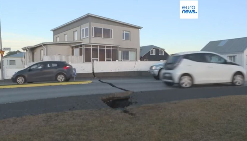 Volcano in Iceland is preparing to erupt: a 16 km long ''magma tunnel'' is being formed (video)