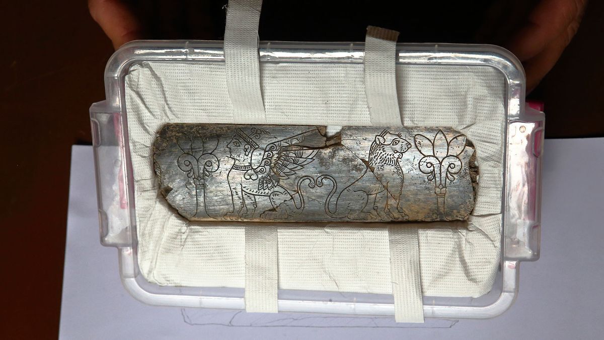 Слонову кістку із зображенням сфінкса, якій 2800 років, знайшли у Туреччині (фото)