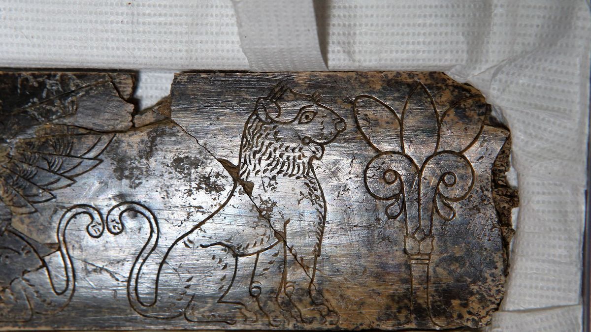 Слоновую кость с изображением сфинкса, которой 2800 лет, нашли в Турции (фото)