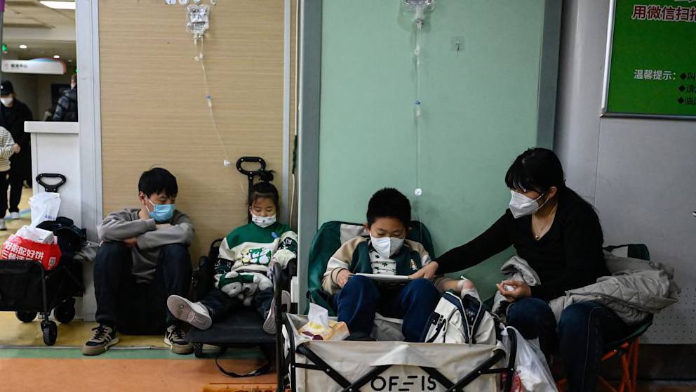 В Китае распространяется неизвестная респираторная болезнь: количество больных шокирует (видео)