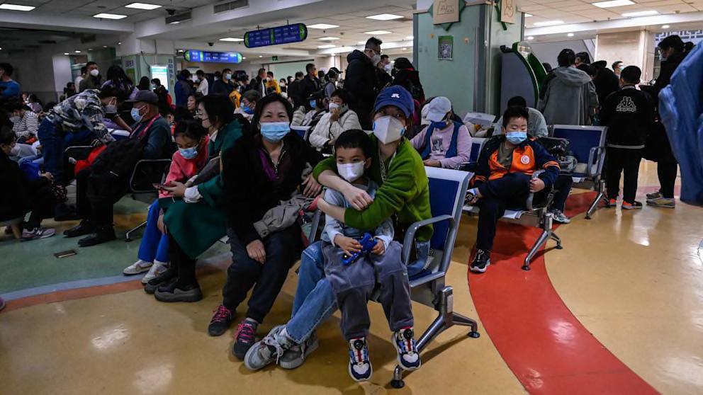В Китае распространяется неизвестная респираторная болезнь: количество больных шокирует (видео)