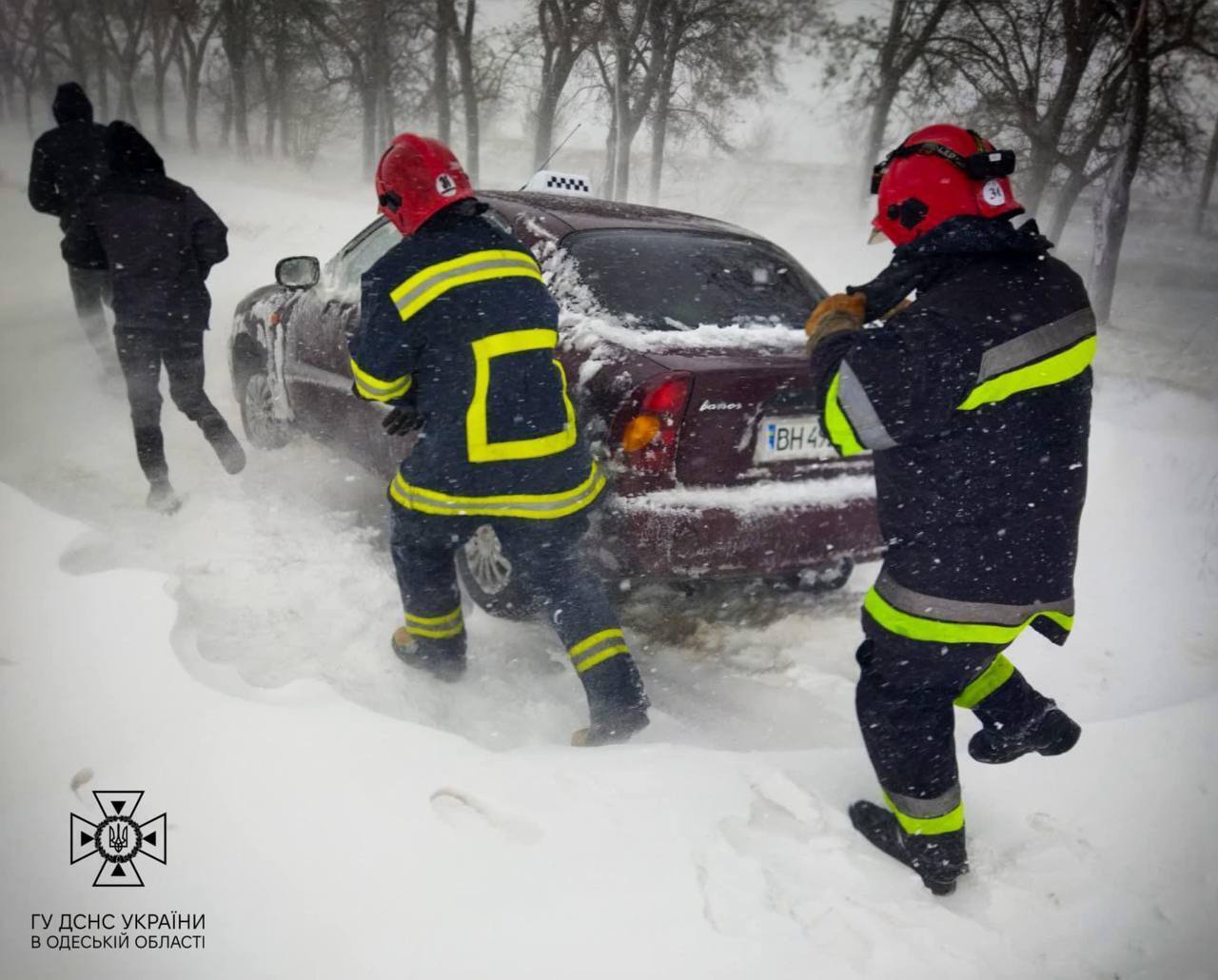 В Одесской области бушует непогода: из-за снегопадов падают деревья, переворачиваются автомобили (видео)
