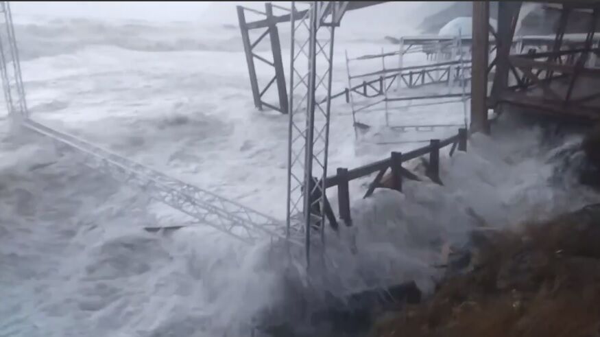 В Криму штормовий вітер зривав дахи, величезні хвилі змили набережну (відео)