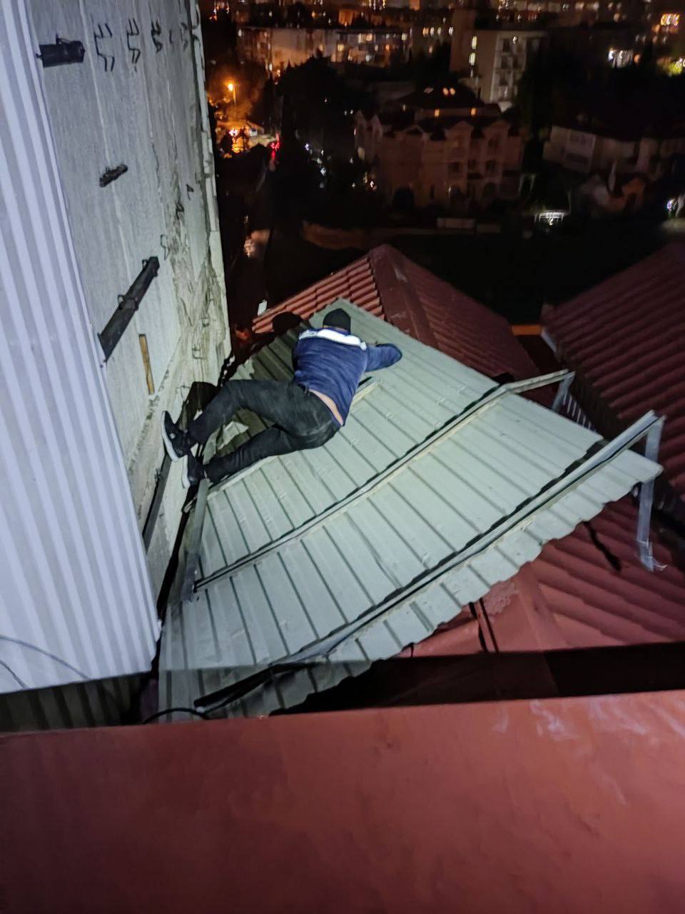 В Крыму штормовой ветер срывал крыши, огромные волны смыли набережную (видео)