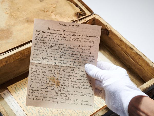 A valuable old suitcase with unexpected contents was found in a landfill in Poland (photo)