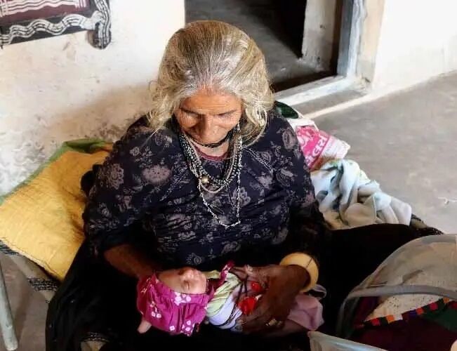 Женщина в Индии родила первого ребенка в 70 лет (фото)