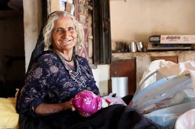Жінка в Індії народила першу дитину у 70 років (фото)