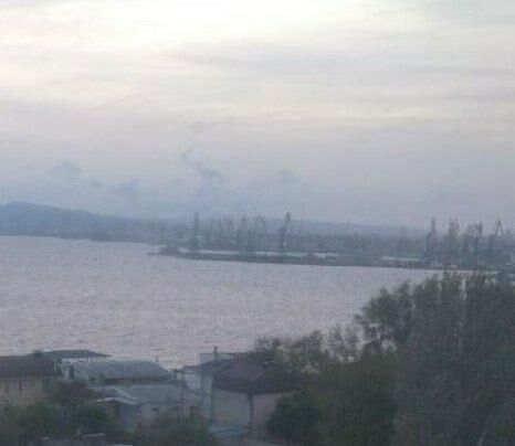 Взрывы в Крыму: столб дыма поднялся вблизи Керченского судоремонтного завода (фото и видео)