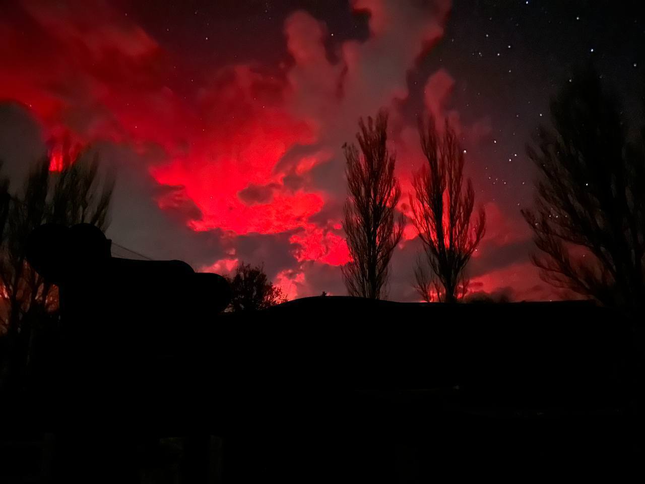 Impressive red-pink sky: the network showed the northern lights over Ukraine (photo)