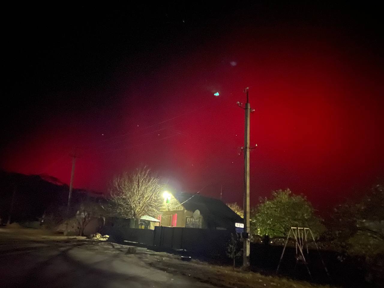 Impressive red-pink sky: the network showed the northern lights over Ukraine (photo)