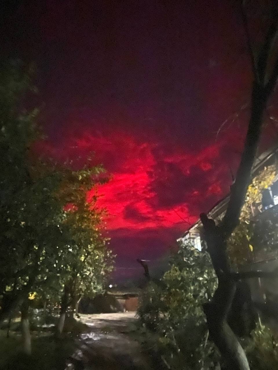 Impressive red-pink sky: the network showed the northern lights over Ukraine (photo)