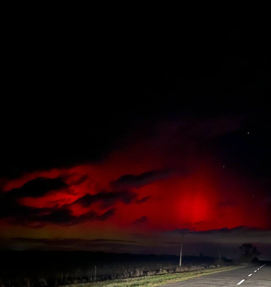 Impressive red-pink sky: the network showed the northern lights over Ukraine (photo)