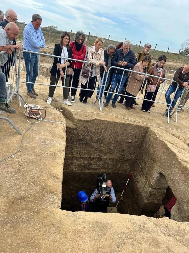 In Italy, archaeologists have discovered a tomb untouched for 2,600 years (photo)