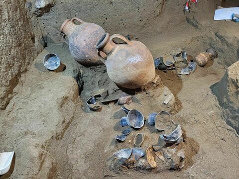 In Italy, archaeologists have discovered a tomb untouched for 2,600 years (photo)