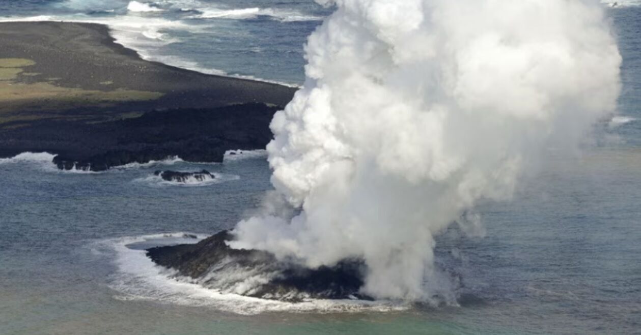 A new island formed as a result of a volcanic eruption in Japan (video and photos)