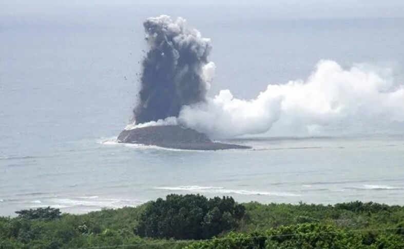 A new island formed as a result of a volcanic eruption in Japan (video and photos)
