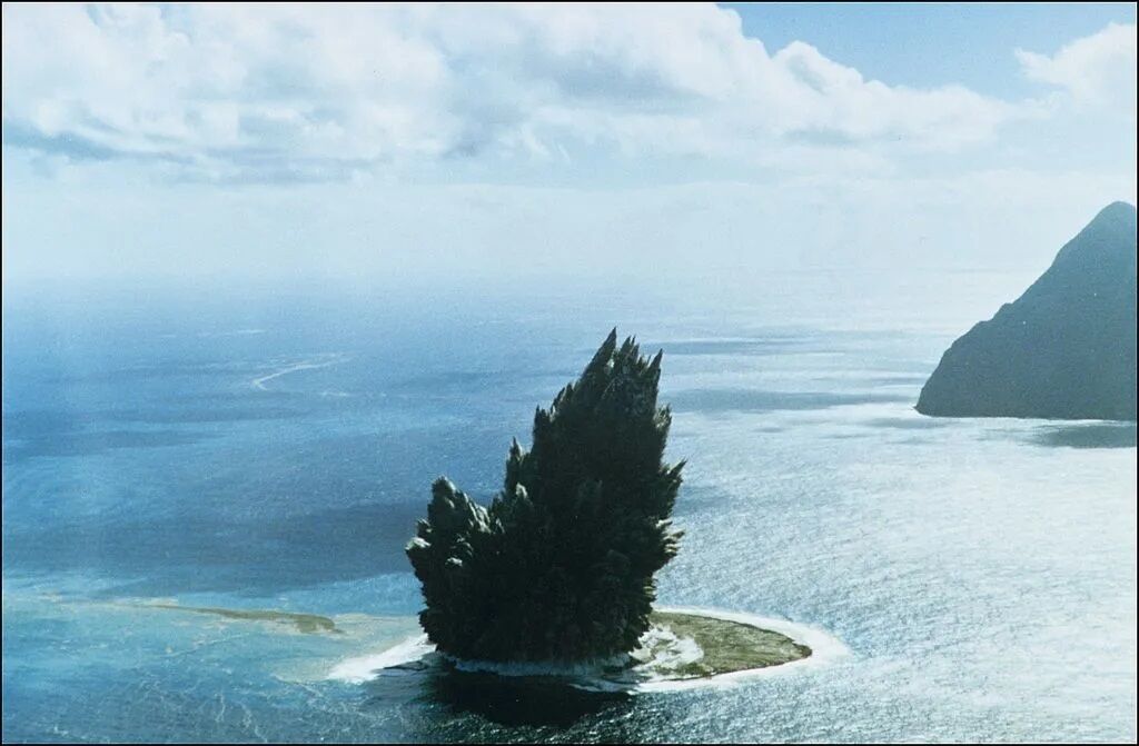 A new island formed as a result of a volcanic eruption in Japan (video and photos)