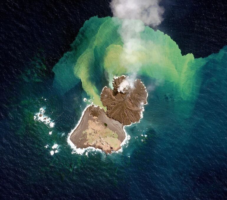 A new island formed as a result of a volcanic eruption in Japan (video and photos)