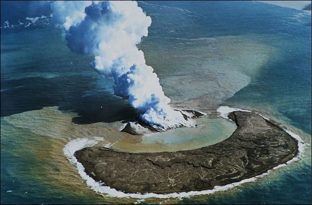 A new island formed as a result of a volcanic eruption in Japan (video and photos)