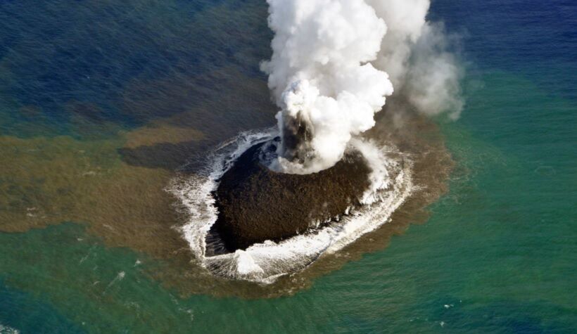 A new island formed as a result of a volcanic eruption in Japan (video and photos)