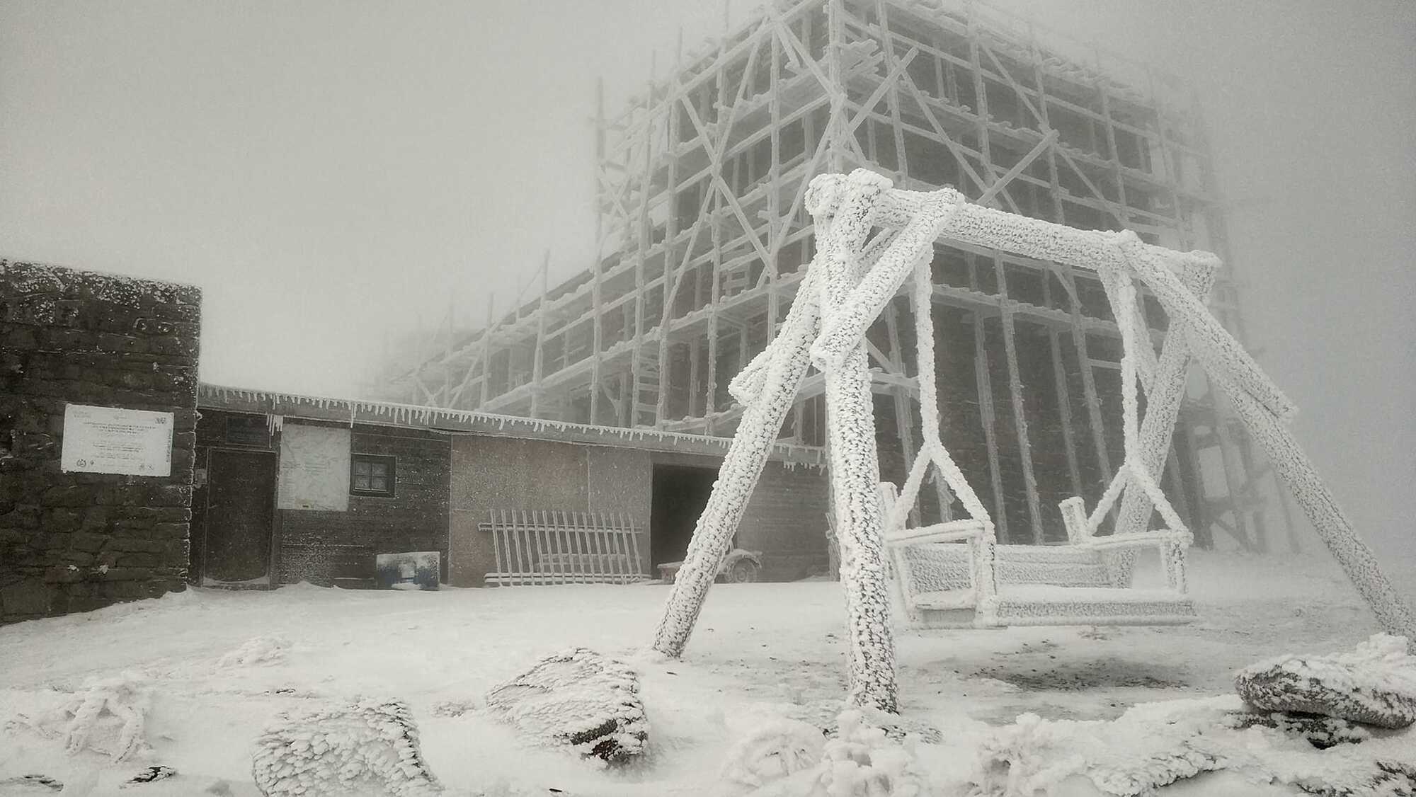 Минус 5 градусов и снег: на высокогорье Карпат пришла зима (фото)