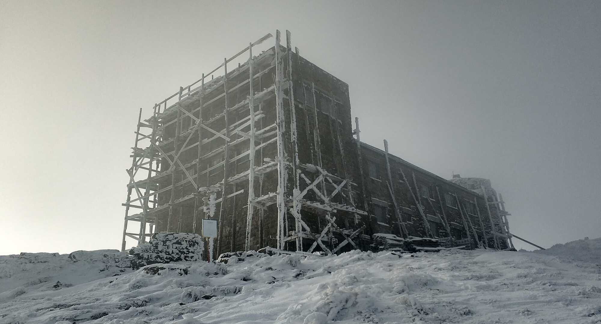 Мінус 5 градусів та сніг: на високогір'я Карпат прийшла зима (фото)
