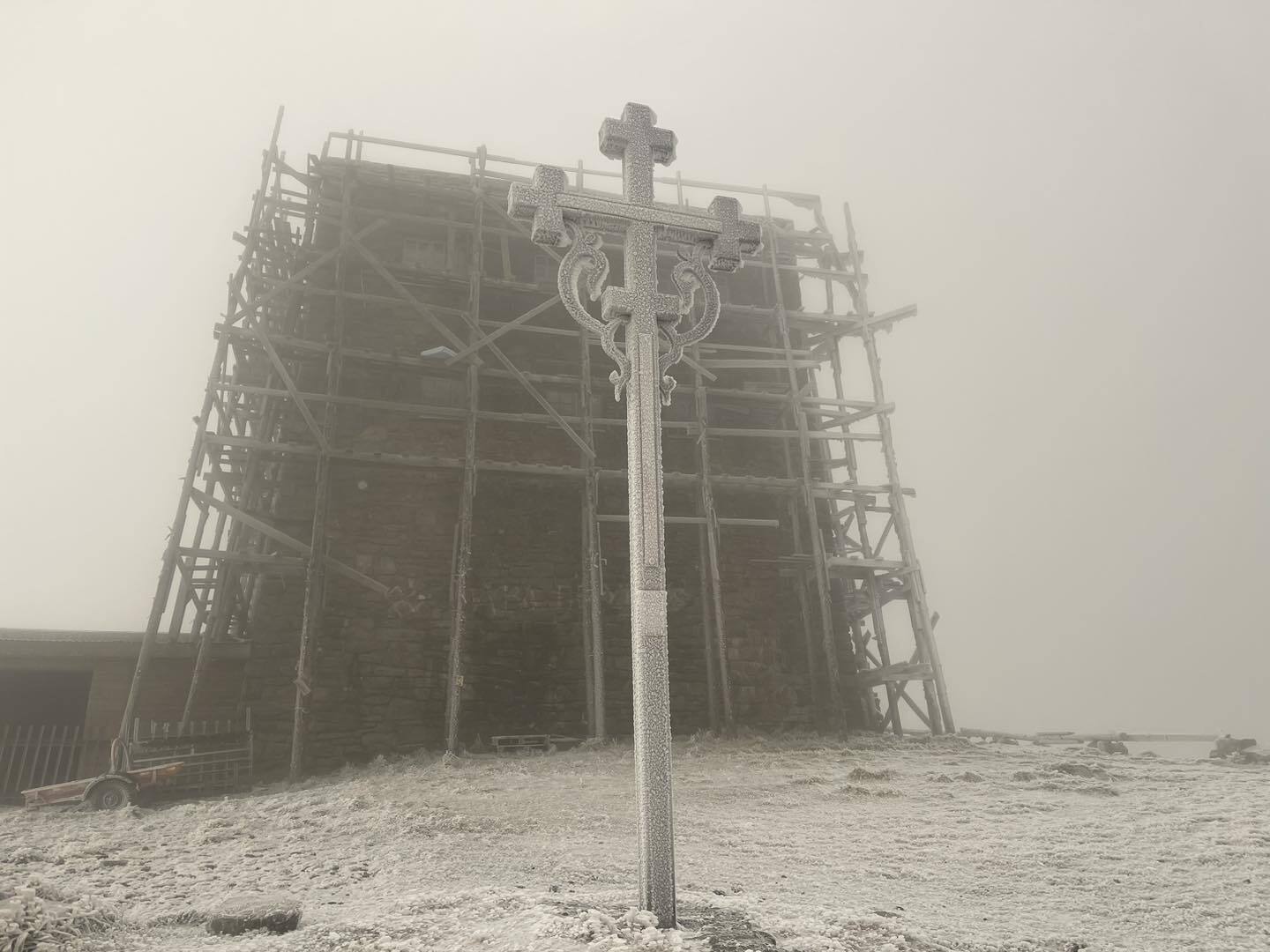 Мінус 5 градусів та сніг: на високогір'я Карпат прийшла зима (фото)