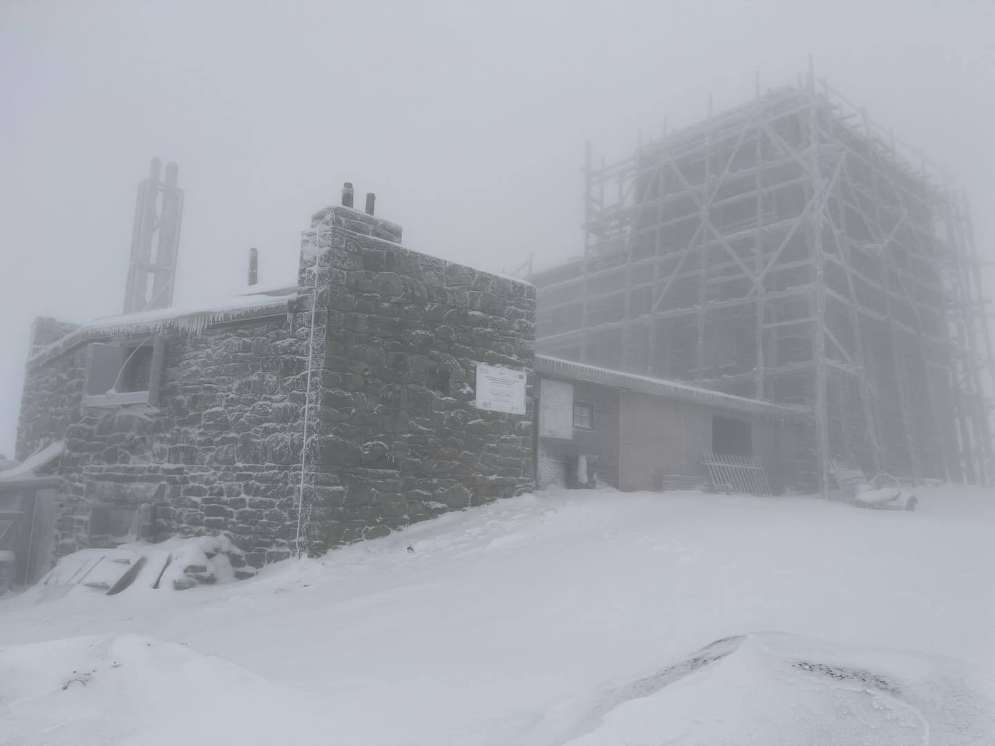 Минус 5 градусов и снег: на высокогорье Карпат пришла зима (фото)