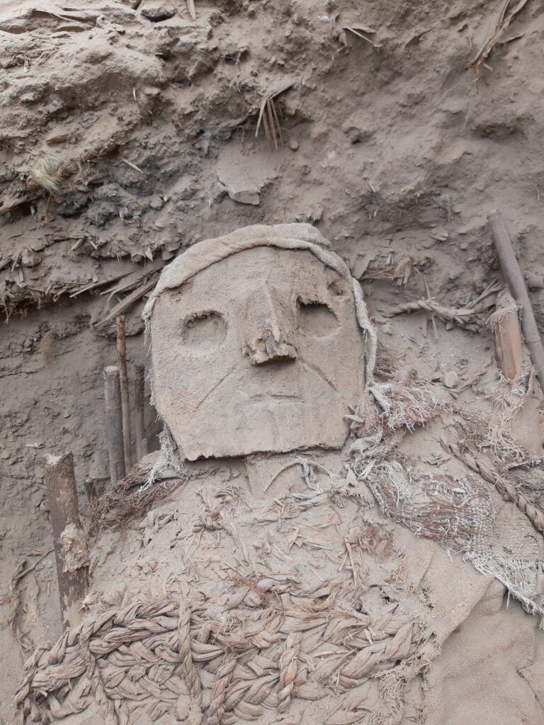 Археологи в Перу нашли жуткие погребальные маски (фото)