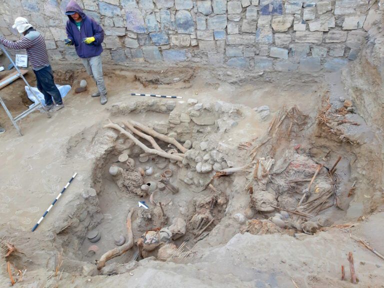 Археологи в Перу нашли жуткие погребальные маски (фото)