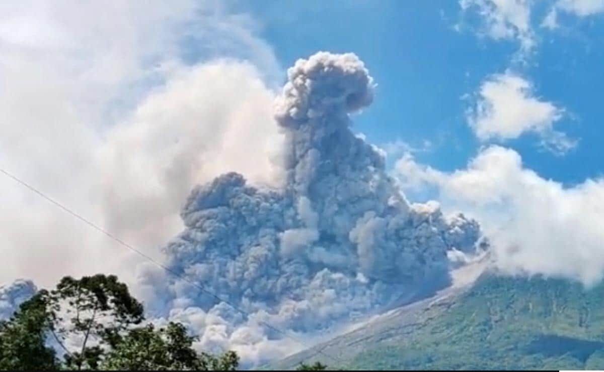 Popiół wzniósł się na wysokość trzech kilometrów: erupcja wulkanu Marapi w Indonezji (zdjęcia i wideo)