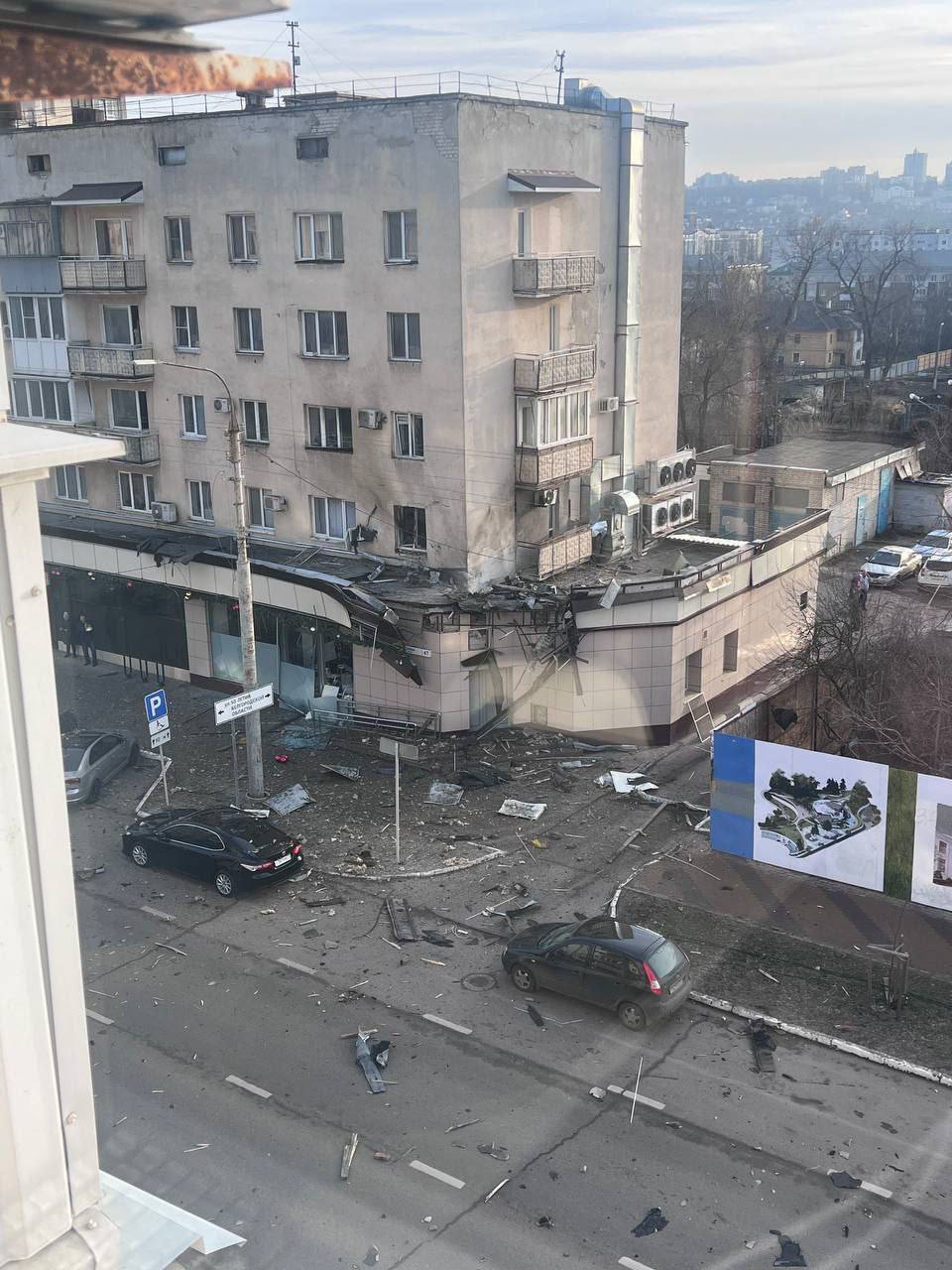 У Бєлгороді пролунало понад 20 вибухів на військових об'єктах: росіяни похвалились роботою ППО, через яку рознесло пів центра (фото та відео) 