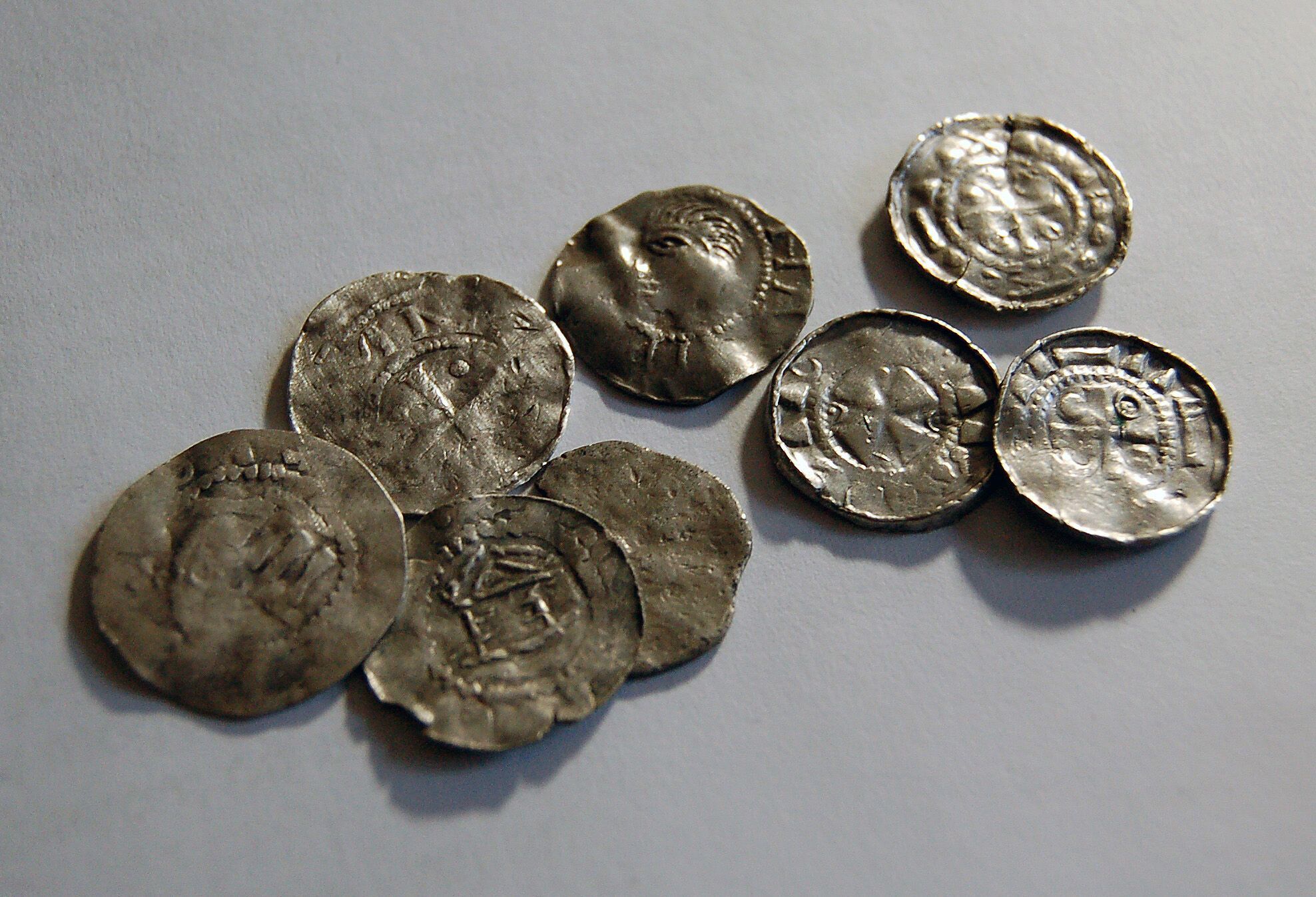 Редкостный клад средневековых монет XI века нашел металлоискатель в Польше: фото