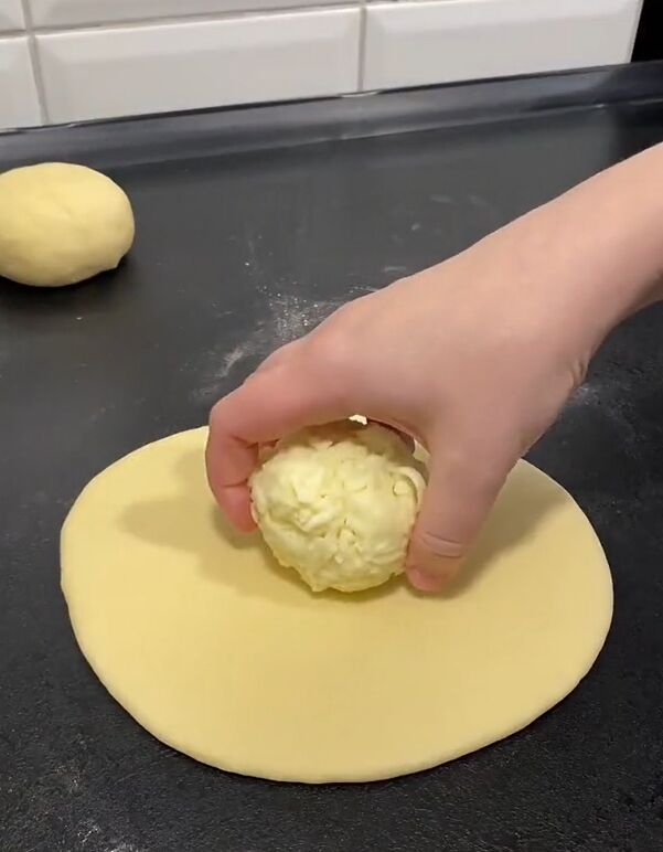Закрутіть кулю сиру в тісто