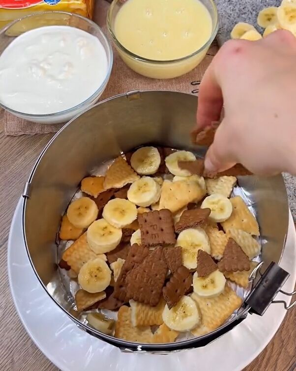 Викладіть печиво та банани у форму