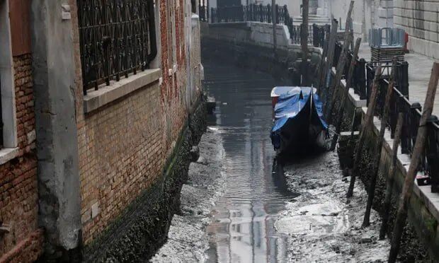 Венецианские каналы почти пересохли из-за отлива и отсутствия дождя
