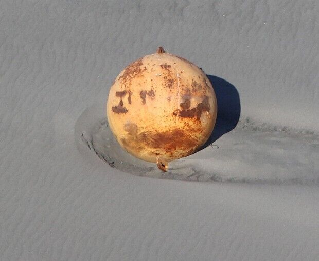 Таинственный металлический шар на побережье Японии