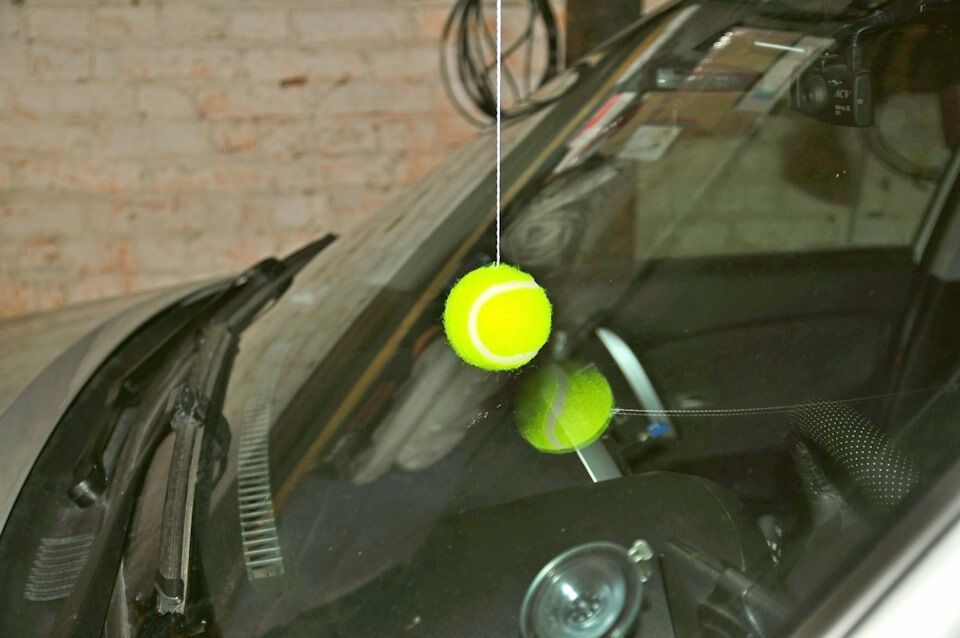 Теннисный мяч для парковки