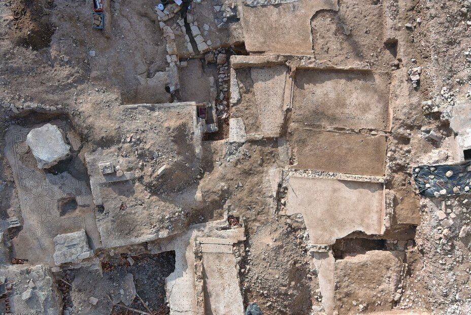 Во Франции вырыли остатки римской виллы 2 века с мозаикой (фото)