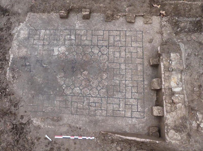 Во Франции вырыли остатки римской виллы 2 века с мозаикой (фото)
