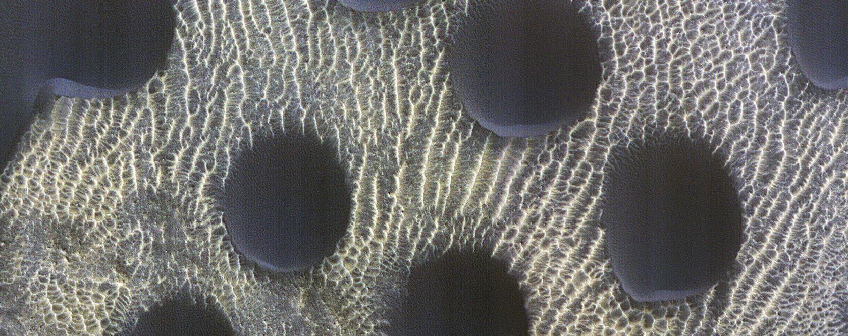 Круглі марсіанські дюни з висоти 300 кілометрів