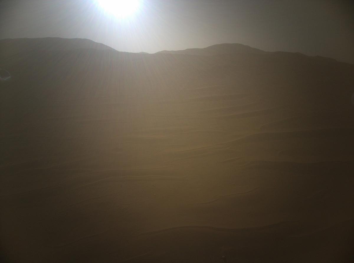 Сонце над марсіанськими дюнами біля кратера Єзеро
