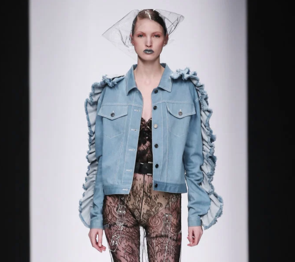 Модні тренди 2023 на весну - джинсова куртка на весну