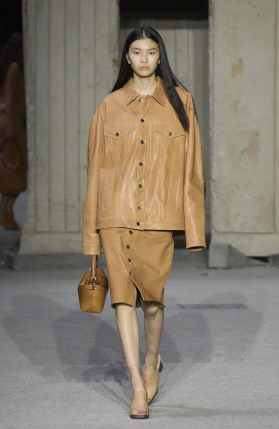 Модные тренды 2023 – дизайнеры показали кожаные вещи, которые будут в тренде весной 2023