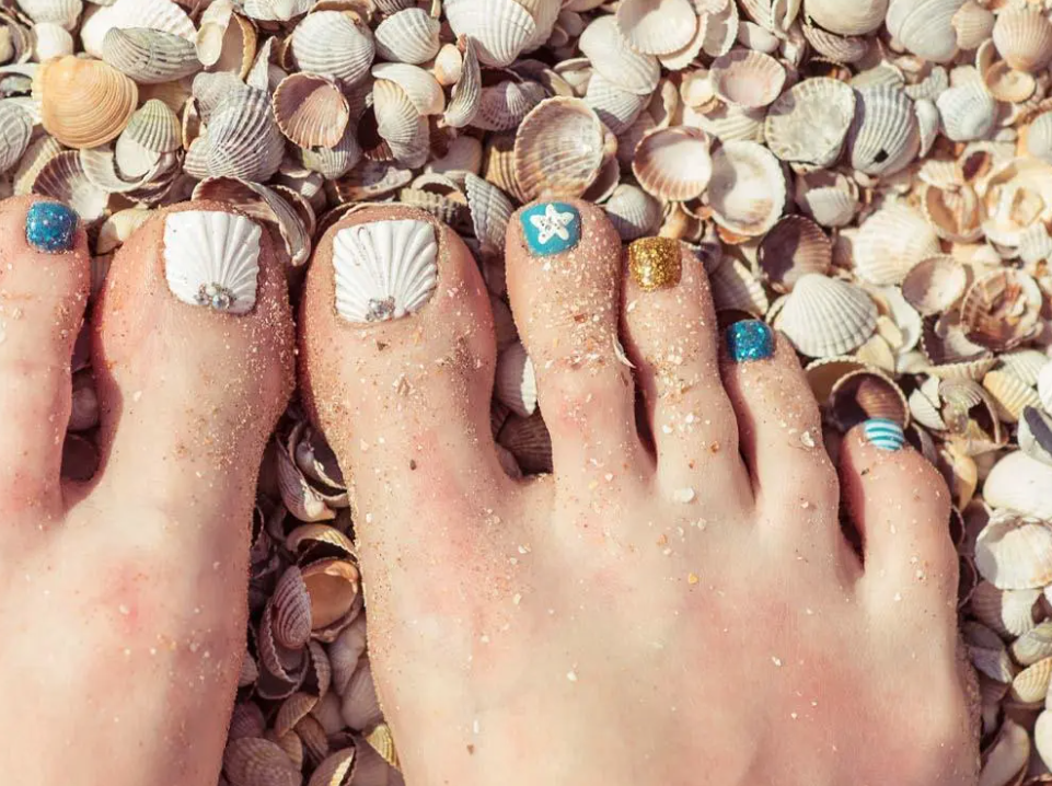 Pedicure for summer 2023 - an interesting and stylish pedicure