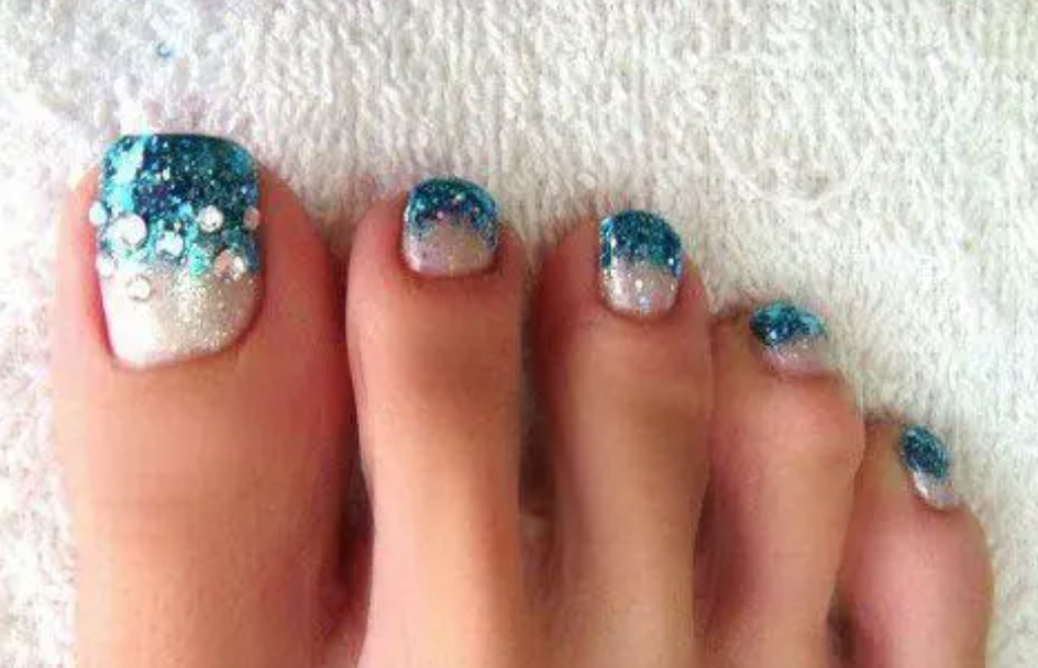 Pedicure for summer 2023 - an interesting and stylish pedicure