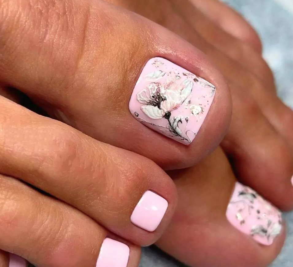 Pedicure for summer 2023 - an interesting and stylish pedicure