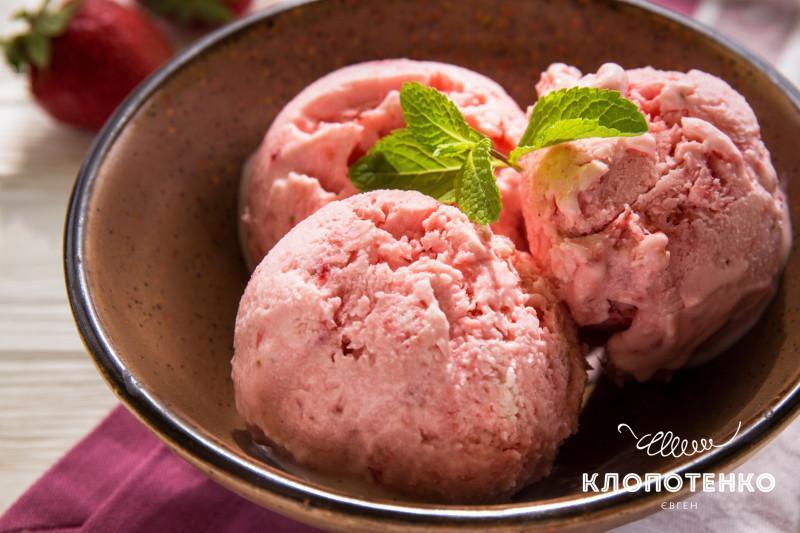Домашнее мороженое из йогурта и клубники