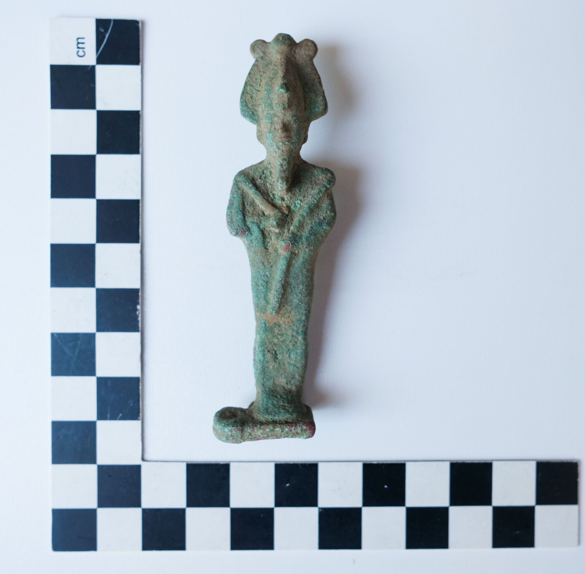 Niezwykłe odkrycie: Dwie tysiącletnie statuetki przedstawiające egipskich i rzymskich bogów znalezione w Polsce (foto)