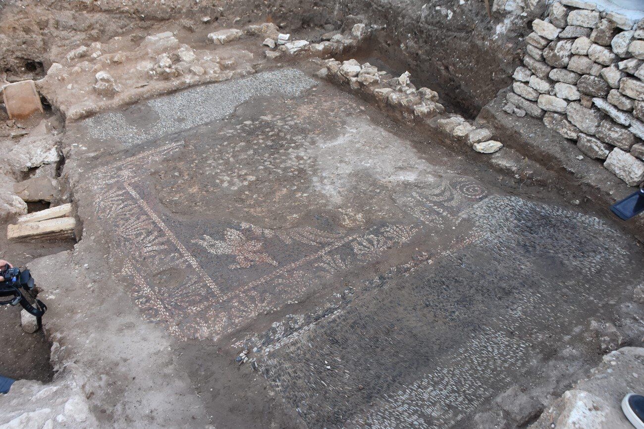 В Турции обнаружили древнюю галечную мозаику 4 века до нашей эры (фото)